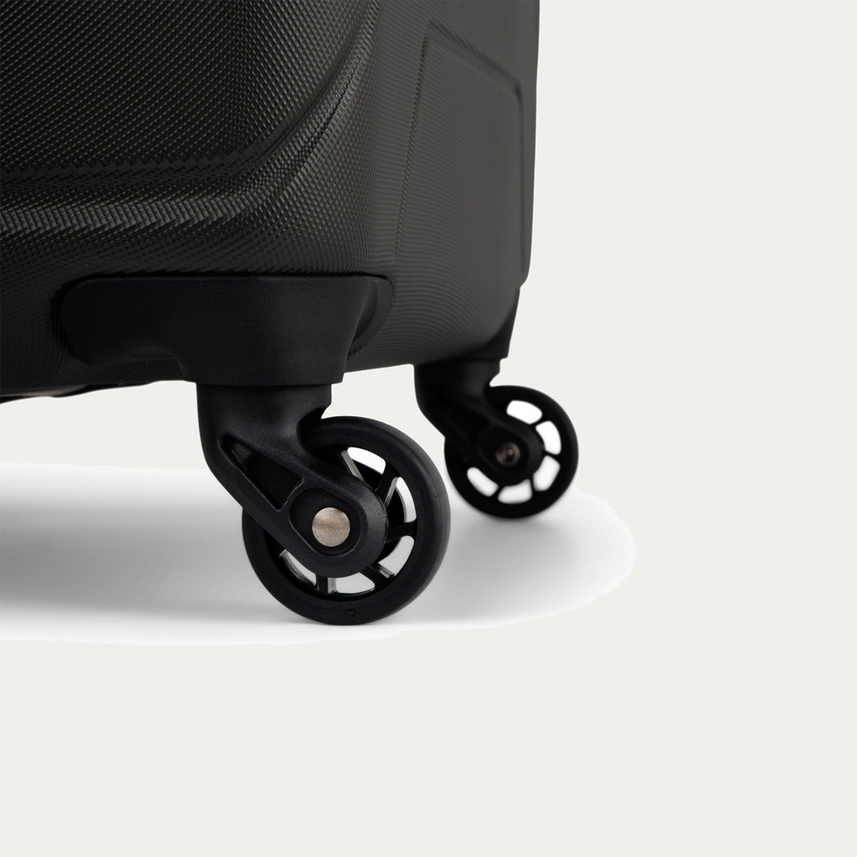 Bugatti Osaka 24-inch medium checked luggage in forest green – detail view