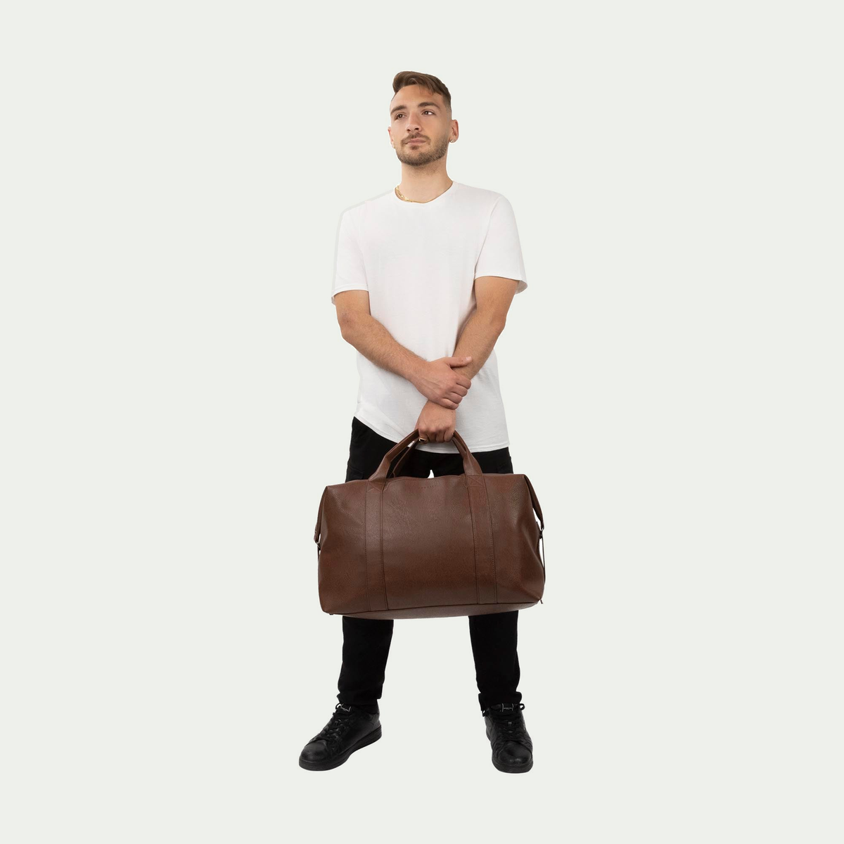 Bugatti Palermo duffle bag in cognac, held by a model