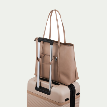 Cabas d’affaires Bugatti Pure couleur taupe, fixé à une poignée de valise par la sangle arrière