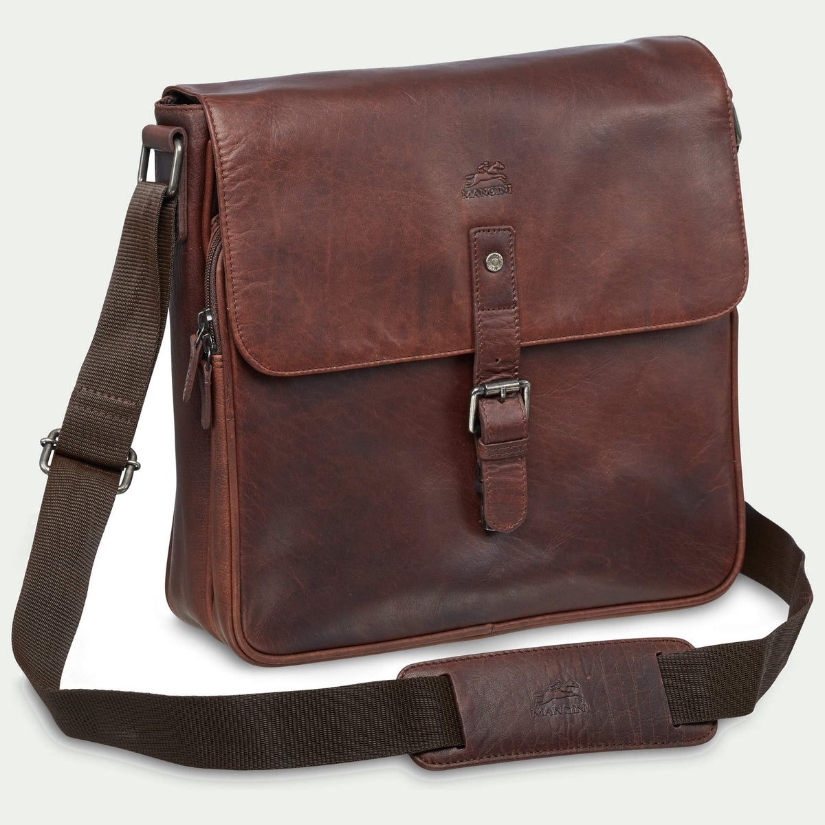Mancini Buffalo 99-5463, coloris brun, sac pour tablette, vue de trois quarts avec bandoulière