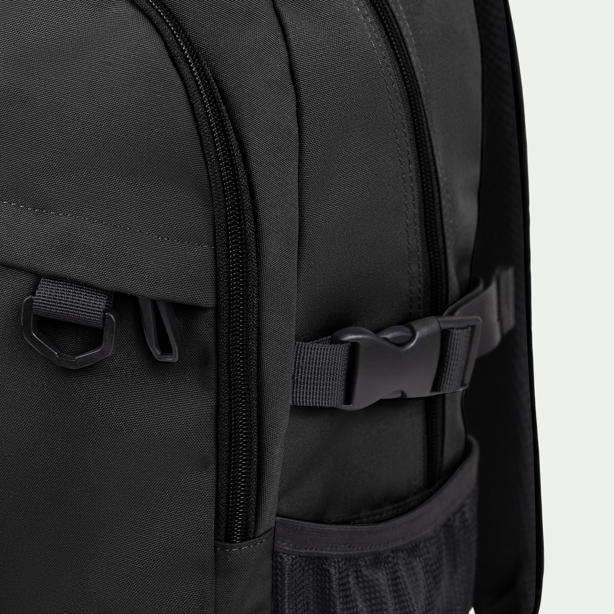 Swiss Mobility Urban Pro Backpack Black, side buckle and zipper detail