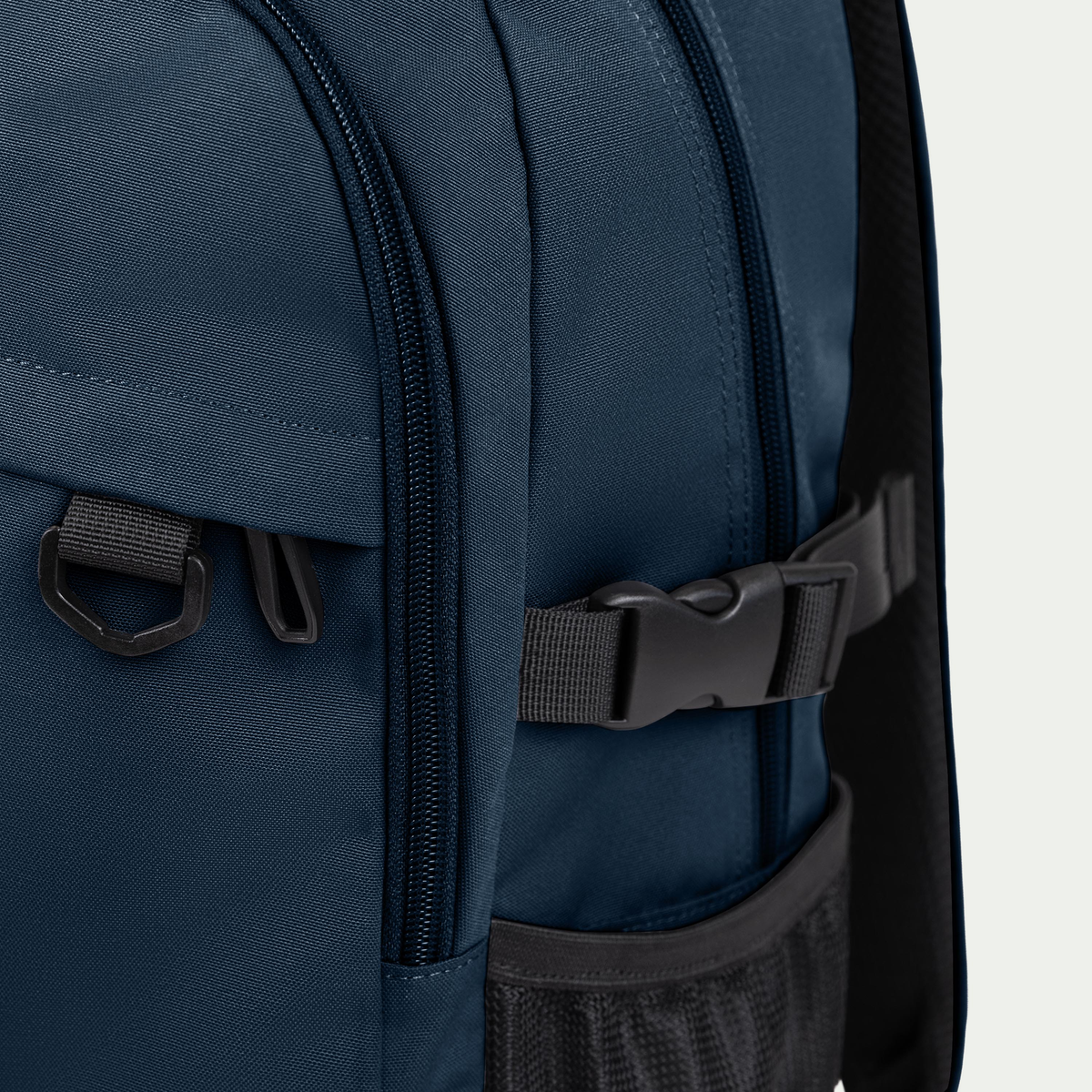 Swiss Mobility Urban Pro Backpack Navy, side buckle and zipper detail