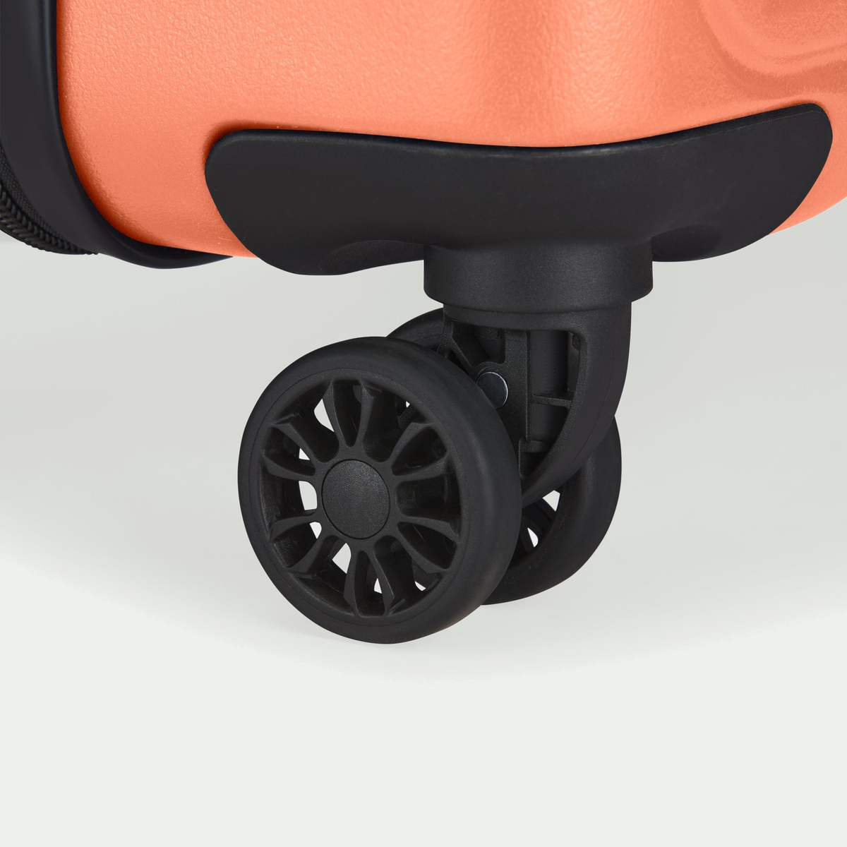 Swiss Mobility CPH coral HLG5620SM carry-on suitcase from HLG5602SM two-piece set, wheel close-up