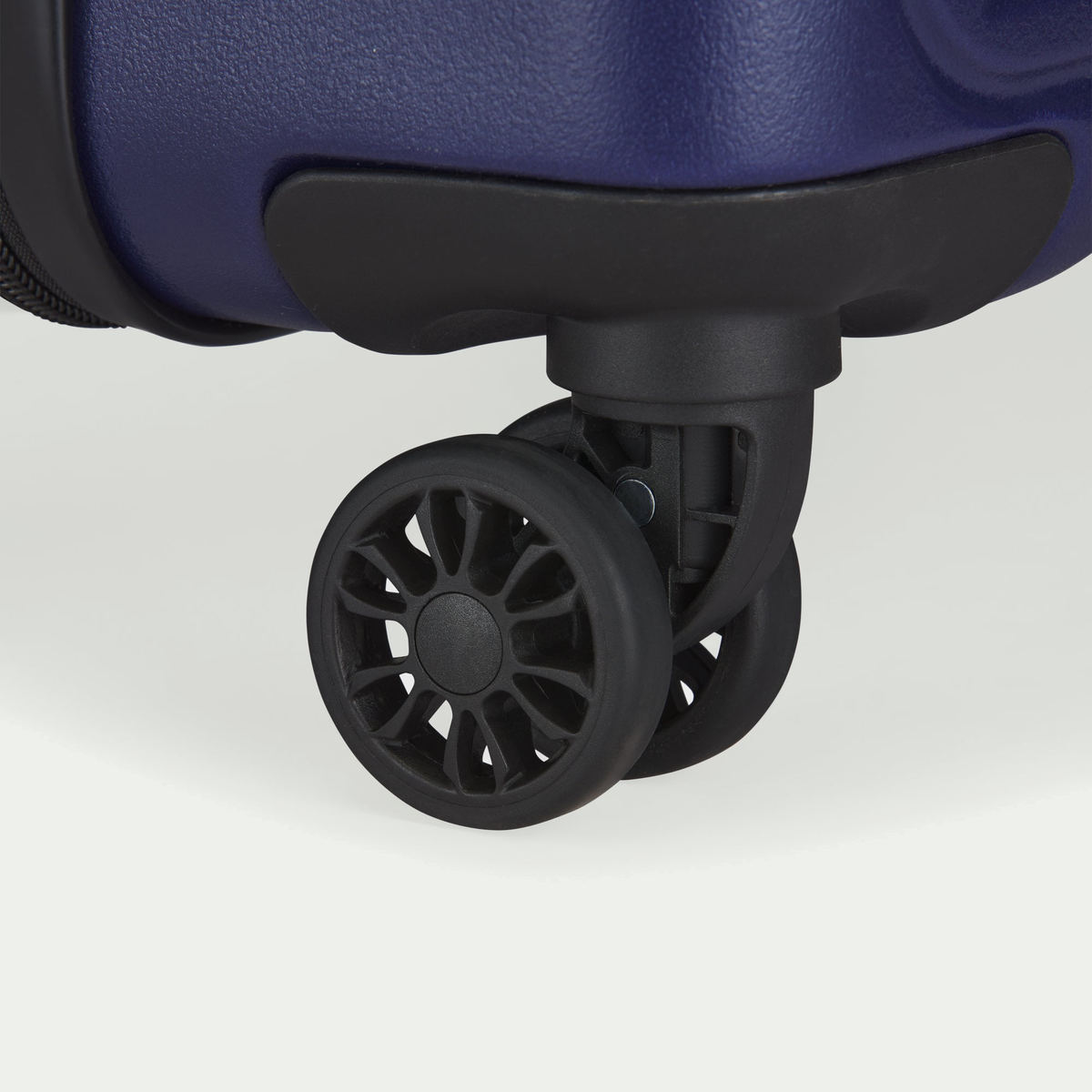 Swiss Mobility CPH navy HLG5620SM carry-on suitcase from HLG5602SM two-piece set, wheel close-up