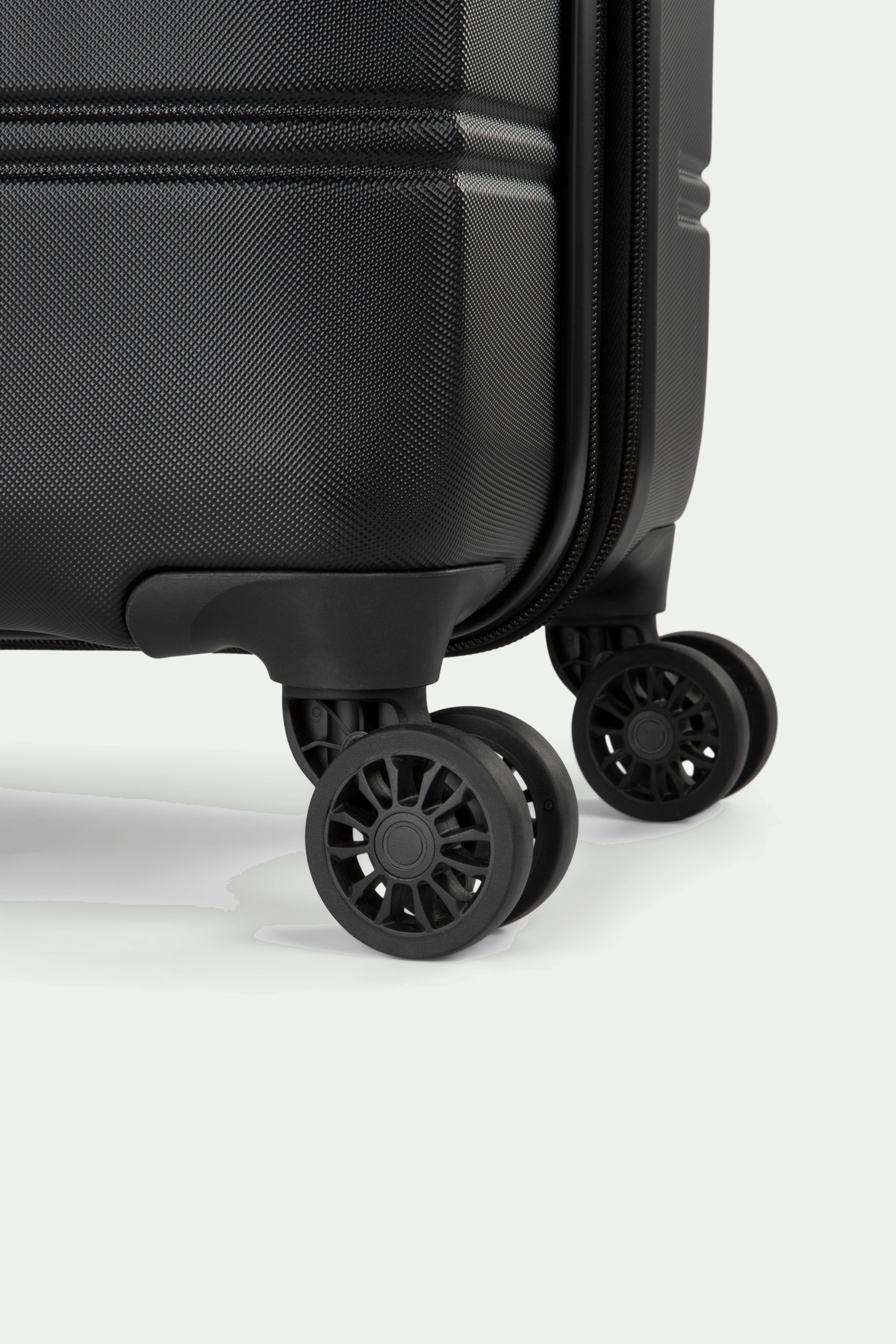 Swiss Mobility LAX black luggage, shared wheel close-up