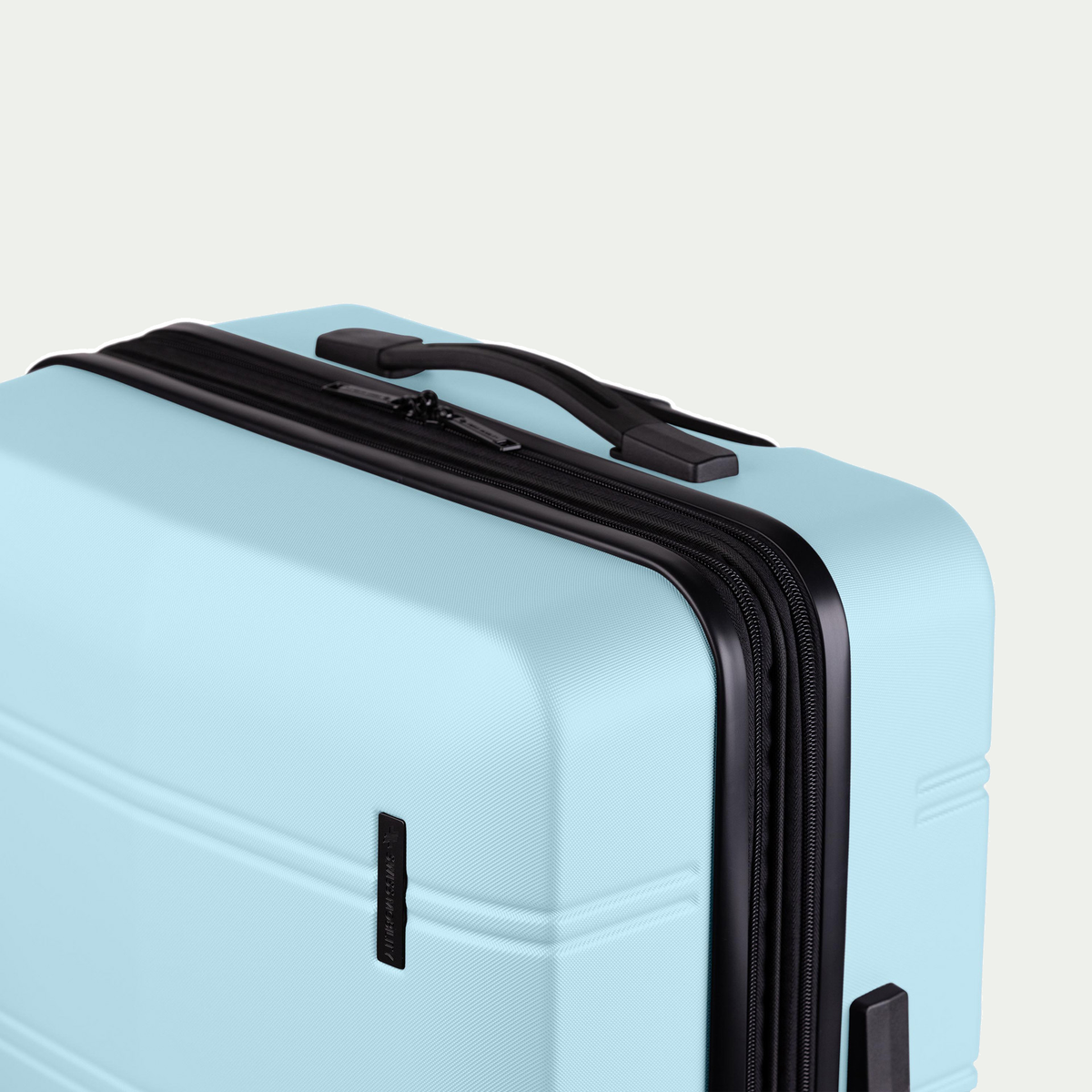 Swiss Mobility LAX three-piece luggage set in light blue, close-up of the handle