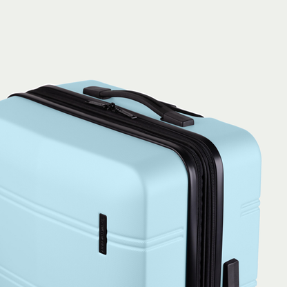 Swiss Mobility LAX three-piece luggage set in light blue, close-up of the handle