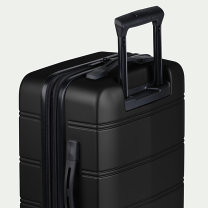 Swiss Mobility LAX 28-inch suitcase in black, close-up of the handle