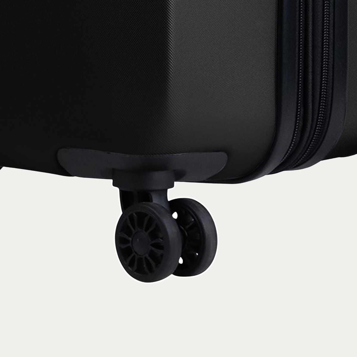 Swiss Mobility LAX 28-inch suitcase in black, close-up of the wheels