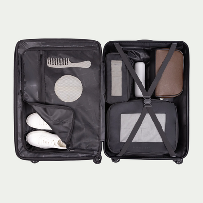 Valise Swiss Mobility LAX de 28 po, couleur violette, intérieur présenté avec des accessoires de voyage
